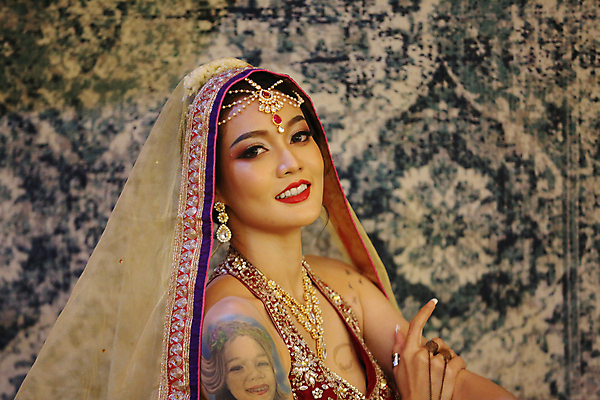 포토 JPG 해외이미지 모델 전통 손 드레스 옷 여자 행복 아시아 종교 문화 얼굴 결혼 백그라운드 갈색머리 한명 사람 동양인 인종 성인 빨간색 뷰티 유행 춤 우아함 보석 인도인 동쪽 베일 사리 이국적 힌두교 해외포토 외국인 1 헤어스타일 감정 나라 컬러 컨셉 문화예술 이벤트 신체부위 광석 방향 파일형식 이미지허브