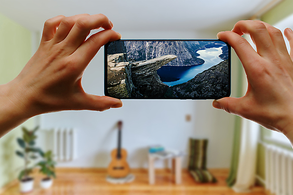 포토 JPG 해외이미지 라이프스타일 손 남자 행복 여행 백그라운드 자연 모바일 설계 산 주택 노르웨이 사람 사람없음 야외 파란색 스마트폰 핸드폰 스크린 방 하이킹 자유 정보 관찰 잡기 네트워크 혀 스마트 보여주기 온라인 스칸디나비아 사용자 해외포토 감정 유럽 컬러 컨셉 모션 레저 건물 생활 신체부위 전자제품 스마트기기 입 생태계 파일형식 이미지허브