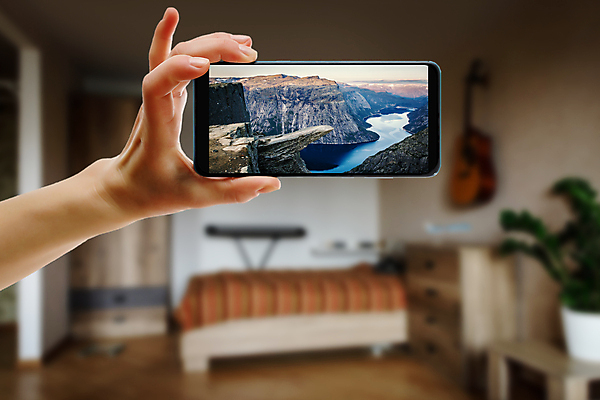 포토 JPG 해외이미지 라이프스타일 손 남자 행복 여행 백그라운드 자연 모바일 설계 산 주택 노르웨이 사람 풍경 사람없음 야외 여름 파란색 스마트폰 핸드폰 스크린 방 하이킹 자유 정보 관찰 잡기 네트워크 혀 스마트 보여주기 온라인 스칸디나비아 사용자 해외포토 계절 감정 유럽 컬러 컨셉 모션 레저 건물 생활 신체부위 전자제품 스마트기기 입 생태계 파일형식 이미지허브