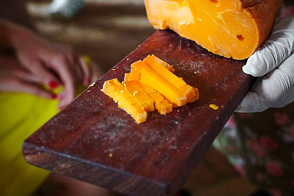 포토 JPG 해외이미지 산업 조각 부분 공장 염소 유제품 선반 사람없음 목재 노란색 판매 세일 쌓기 우유 프랑스 신선 원형 소 변화 시장 황금 제조 농부 상품 자르기 먹기 네덜란드 부드러움 수납 소매 덩어리 건강식 방법 신발장 줄서기 지하실 핸드메이드 노화 많음 해외포토 도형 나무 직업 유럽 음식 컬러 가구 컨셉 재료 포유류 공업 모션 감각 파일형식 이미지허브