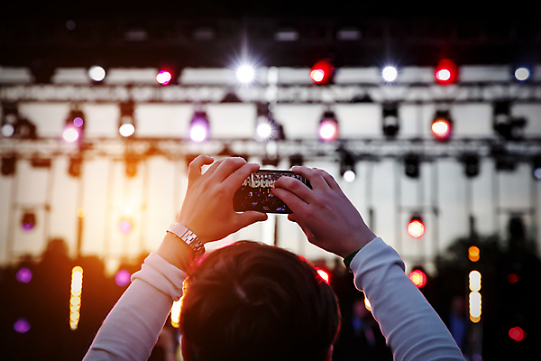 포토 JPG 해외이미지 손 음악 캠페인 패턴 인터넷 노래 모바일 주택 사람 이벤트 사람없음 노트북 스마트폰 핸드폰 컴퓨터 디지털 스크린 축제 텔레비전 웹 콘서트 음악가 흐름 가수 기타 관찰 악단 개울 뉴스 군중 스마트 영화 어깨 방송 온라인 동영상 대회 넘어짐 마케팅 소셜 생존 해외포토 직업 컨셉 무늬 모션 현악기 문화예술 건물 신체부위 전자제품 스마트기기 강 공연 파일형식 이미지허브
