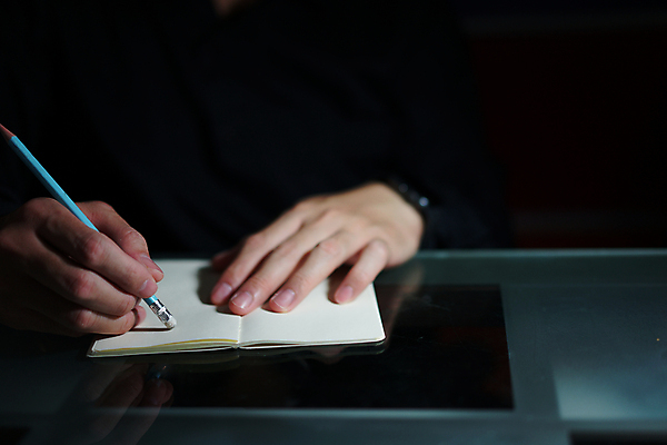 포토 JPG 해외이미지 편집 손 교육 종이 백그라운드 컨셉 비즈니스 텍스트 통신 사람 사람없음 단어 사무실 연필 검은색 시험 흰색 공구 기록 업무 원형 그리기 변화 오브젝트 지우개 먼지 증거 고정 실수 고무 삭제 가능 오류 잘못 해외포토 도형 문자 컬러 모션 학용품 신체부위 필기구 도구 작업 파일형식 이미지허브