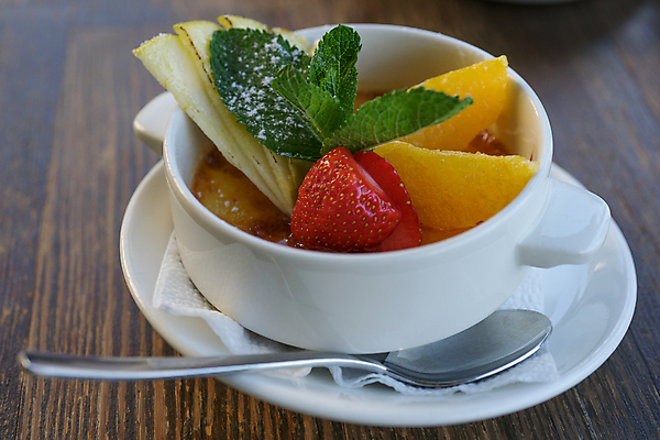 포토 JPG 해외이미지 식기 음식 백그라운드 오렌지 과일 탁자 딸기 디저트 사람없음 목재 컵 숟가락 달콤 민트 컵받침 백자 캐러멜 해외포토 나무 가구 재료 수저 도자기 맛 허브 받침대 파일형식 이미지허브