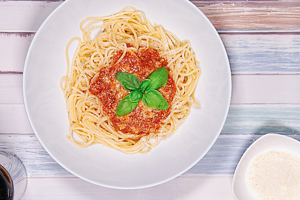 포토 JPG 해외이미지 스튜디오촬영 전통 음식 컨셉 다이어트 토마토 치즈 파스타 스파게티 육류 요리 사람없음 목재 노란색 식당 저녁식사 이탈리아 소고기 흰색 면 판넬 고명 사발 맛 밀 지중해 허브 메뉴 국수 반죽 레시피 바질 탄수화물 해외포토 나무 식물 유럽 바다 컬러 채소 식재료 재료 유제품 곡류 서양음식 실내 건강 상점 식사 면류 사기그릇 파일형식 이미지허브