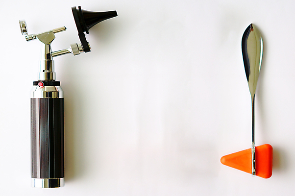 포토 JPG 해외이미지 손 백그라운드 컨셉 건강 병원 미술 사람 성인 사람없음 약 펜 우주 장비 시험 의사 흰색 기구 도구 공구 업무 망치 오브젝트 사인 슛 무릎 고립 옛날 철강 스타일 해외포토 교육 컬러 의학 문화예술 신체부위 필기구 의료진 작업 파일형식 이미지허브