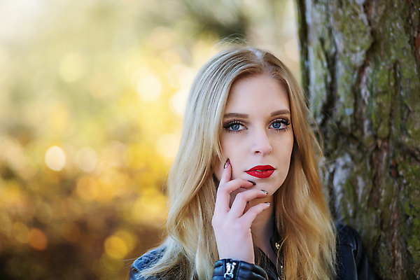 포토 JPG 해외이미지 나무 백인 모델 라이프스타일 응시 계절 공원 여자 얼굴 포즈 백그라운드 자연 한명 사람 성인 야외 빨간색 금발 뷰티 유행 재킷 표현 시원함 가죽 입술 스타일 해외포토 서양인 식물 1 헤어스타일 시선 공공시설 컬러 생활 신체부위 외투 생태계 파일형식 이미지허브