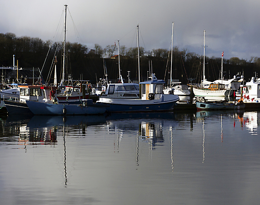 포토 JPG 해외이미지 유럽 산업 밧줄 음식 바다 여행 교통시설 벽지 낚시 항해 사람없음 야외 목재 빨간색 물 경제 파란색 컬러풀 햇빛 반사 환경 거울 흰색 어선 보트 어부 해산물 함선 포트 어장 범퍼 스칸디나비아 해외포토 자연요소 나무 직업 나라 줄 컬러 교통 배_교통 재료 레저 태양 시설 파일형식 이미지허브