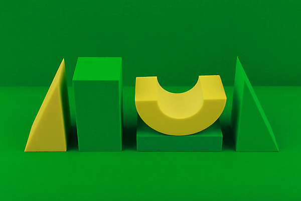 포토 JPG 해외이미지 스튜디오촬영 실내 사람없음 초록색 노란색 삼각형 오브젝트 일렬 직사각형 입체도형 목업 초록배경 해외포토 도형 컬러 백그라운드 내부 입체 파일형식 이미지허브