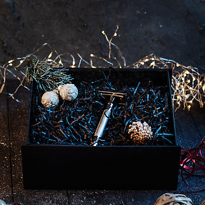 포토 JPG 해외이미지 비즈니스 검은배경 새로움 손잡이 선물 안전 사람없음 상자 뷰티 유행 장비 공구 붓 칼날 클래식 가장자리 은색 미용사 자르기 오브젝트 복고 날카로움 면도 면도기 몸단장 이발소 위생관리 이발사 회복 스타일 해외포토 직업 컬러 백그라운드 컨셉 모션 관리 위생용품 검은색 도구 둘레 뷰티샵 파일형식 이미지허브