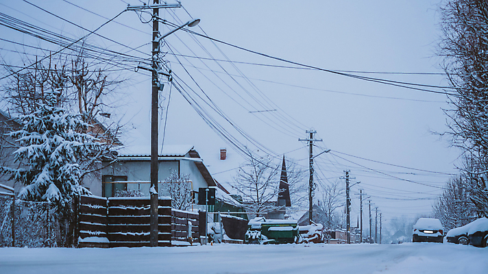 포토 JPG 해외이미지 나무 식물 겨울 자동차 하늘 스키 거리 주택 외벽 경사 사람없음 야외 건물 빛 에너지 도시 바퀴 시골집 철사 봉 선로 전압 해외포토 건축물 계절 육상교통 벽 겨울스포츠 파일형식 이미지허브