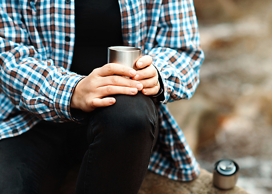 포토 JPG 해외이미지 여자 커피 음료 한명 사람 앉기 상반신 성인 앞모습 컵 뷰티 하이킹 머그컵 마시기 잡기 뜨거움 아침식사 숲 성인여자한명만 해외포토 1 식기 뷰포인트 모션 레저 식사 여자한명만 성인여자만 파일형식 이미지허브
