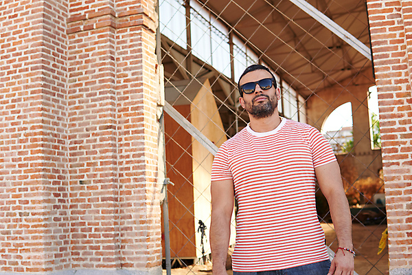 포토 JPG 해외이미지 손 남자 행복 여행 백그라운드 손가락 청소년 성공 거리 한명 서기 사람 상반신 성인 야외 가로 선글라스 햇빛 재킷 기쁨 우아함 연결 시원함 긍정 히스패닉 배려 해외포토 1 감정 안경 컨셉 모션 신체부위 태양 외투 파일형식 이미지허브