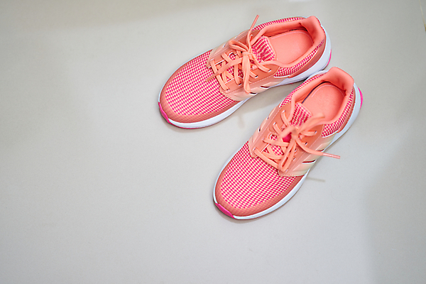 포토 JPG 해외이미지 라이프스타일 여자 스포츠 분홍색 백그라운드 운동화 신발 새로움 건강 사람 사람없음 달리기 조깅 운동 유행 걷기 우주 검은색 흰색 쌍 오브젝트 체육관 트레이너 고무 고립 양발 스타일 해외포토 컬러 컨셉 모션 생활 헬스 파일형식 이미지허브