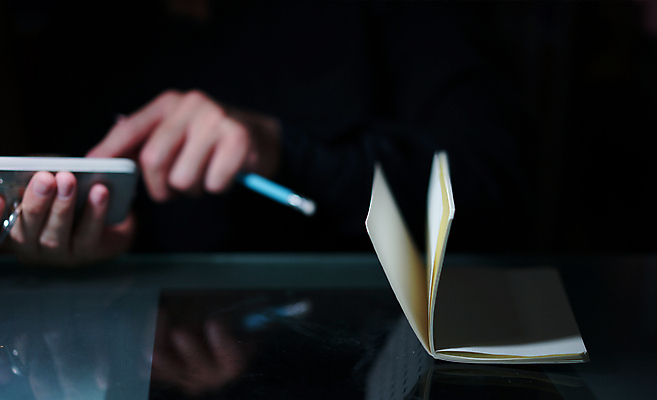 포토 JPG 해외이미지 편집 손 교육 종이 백그라운드 컨셉 비즈니스 텍스트 통신 사람 사람없음 단어 사무실 연필 검은색 시험 흰색 공구 기록 업무 원형 그리기 변화 오브젝트 지우개 먼지 증거 고정 실수 고무 삭제 가능 오류 잘못 해외포토 도형 문자 컬러 모션 학용품 신체부위 필기구 도구 작업 파일형식 이미지허브