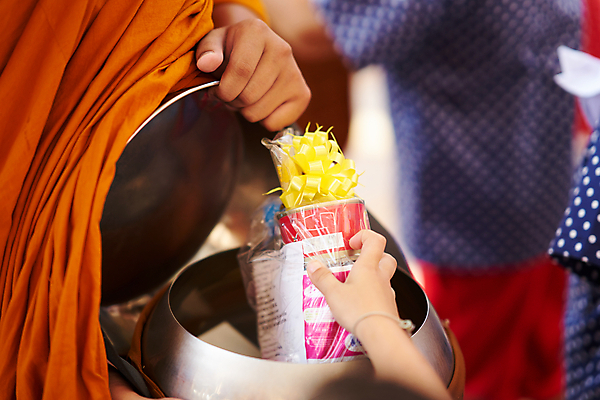 포토 JPG 해외이미지 전통 손 디자인 종교 문화 음식 백그라운드 불교 오렌지 손가락 태국 사람 성인 사람없음 잡기 사찰 사발 영혼 승려 주기 라오스 기부 숭배 신앙심 옛날 자선단체 제의 해외포토 아시아 과일 종교건축 모션 신체부위 그룹 사기그릇 성직자 자선 파일형식 이미지허브