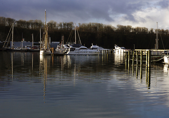 포토 JPG 해외이미지 라이프스타일 스포츠 바다 여행 요트 교통시설 자연 하늘 휴가 항해 사람없음 물 파란색 뷰티 항구 흰색 만 보트 고급 정박 함선 포트 닻 칠면조 돛대 해외포토 자연요소 컬러 교통 컨셉 배_교통 조류 생활 시설 생태계 파일형식 이미지허브