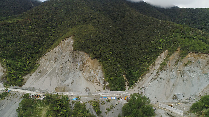 포토 JPG 해외이미지 도로 벽 산 경사 사람없음 야외 기계 블록 장비 바위 업무 보호 위험 땅 불도저 굴착기 시멘트 트랙터 무거움 해외포토 길 컨셉 교통시설 돌_바위 작업 중장비 무게 농기계 특수차량 파일형식 이미지허브