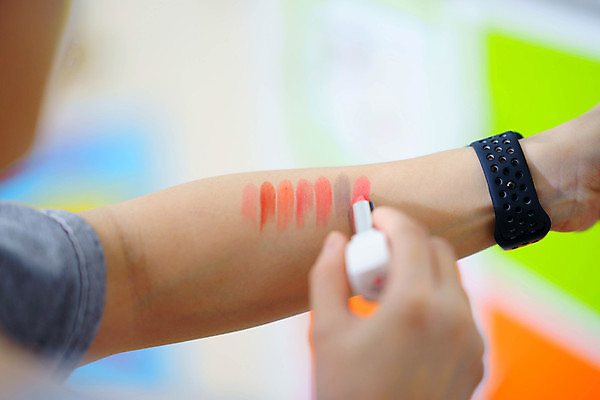 포토 JPG 해외이미지 직업 손 여자 길 얼굴 선 분홍색 백그라운드 그림자 사람 사람없음 장식 빨간색 컬러풀 뷰티 유행 견본 우주 립스틱 흰색 잡기 붓 업무 팔레트 플랫 우아함 그늘 가루 자르기 입술 위치 고립 돌봄 스타일 해외포토 컬러 컨셉 모션 신체부위 화장품 작업 파일형식 이미지허브