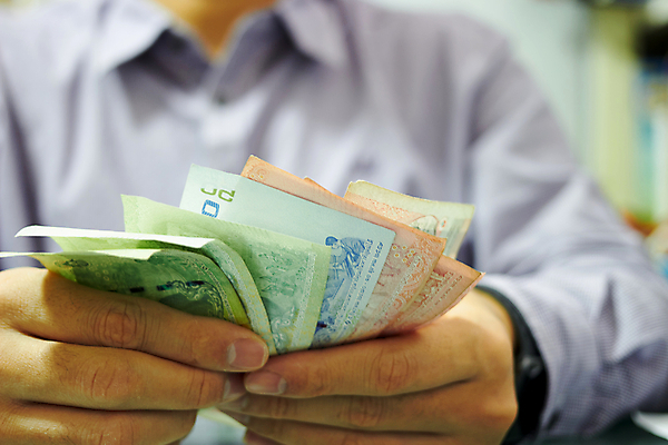 포토 JPG 해외이미지 손 아시아 종이 백그라운드 컨셉 지폐 돈 비즈니스 태국 탁자 성공 동양인 사람없음 금융 경제 쪽지 저축 계산기 흰색 계산 재산 구매 심볼 주기 투자 이익 회계 계산서 월급 대출 빚 경영 고립 세금 경제학 많음 해외포토 교육 나라 컬러 가구 모션 문구용품 인종 신체부위 쇼핑 장비 파일형식 이미지허브