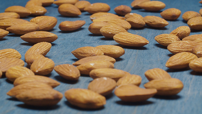 포토 JPG 해외이미지 음식 다이어트 재료 자연 디저트 건조 실내 건강 씨앗 사람없음 목재 뷰티 에너지 견과류 신선 닫기 맛 먹기 에코 유기농 알맹이 파란배경 날것 아몬드 칼로리 내추럴 단백질 채식주의자 비건 해외포토 나무 식물 웰빙 백그라운드 컨셉 모션 내부 파란색 환경 생태계 채식 영양소 파일형식 이미지허브