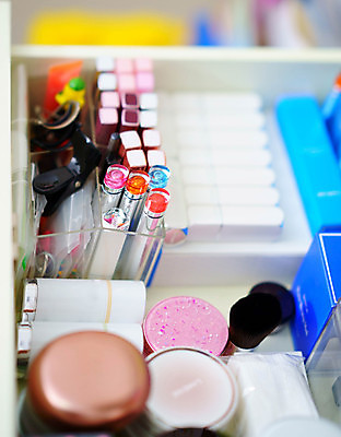 포토 JPG 해외이미지 디자인 여자 얼굴 분홍색 가방 비즈니스 장신구 탁자 그림자 사람없음 장식 쇼핑 뷰티 알약 노란색 유행 세일 침묵 화장품 거울 립스틱 흰색 붓 황금 플랫 상품 정상 주식 수집 책상 만들기 머리위 위치 거짓 항목 스타일 방식 해외포토 잡화 컬러 가구 모션 사람 신체부위 금융 약 소리 파일형식 이미지허브