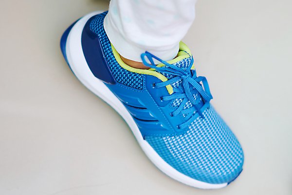 포토 JPG 해외이미지 1 라이프스타일 디자인 옷 여자 남자 길 스포츠 여행 백그라운드 운동화 신발 추상 휴가 새로움 건강 사람 사람없음 옆모습 빨간색 파란색 달리기 조깅 유행 검은색 장비 흰색 쌍 스니커즈 오브젝트 체육관 마라톤 고립 달리기선수 양발 스타일 안락 해외포토 뷰포인트 컬러 컨셉 무늬 모션 경기 생활 운동 육상스포츠 육상선수 파일형식 이미지허브