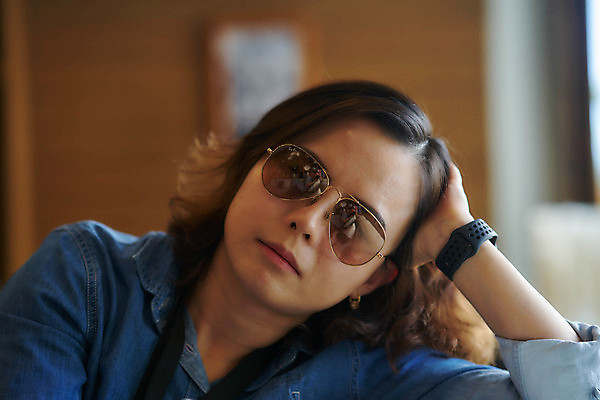 포토 JPG 해외이미지 백인 모델 라이프스타일 여자 행복 여행 백그라운드 휴가 휴식 거리 한명 미소 웃음 사람 동양인 성인 야외 여름 친구 선글라스 태양 뷰티 유행 맑음 중국 봄 기쁨 흰색 그룹 스타일 힙스터 해외포토 자연요소 서양인 1 계절 패션 감정 아시아 안경 컬러 컨셉 관계 날씨 표정 인종 생활 파일형식 이미지허브