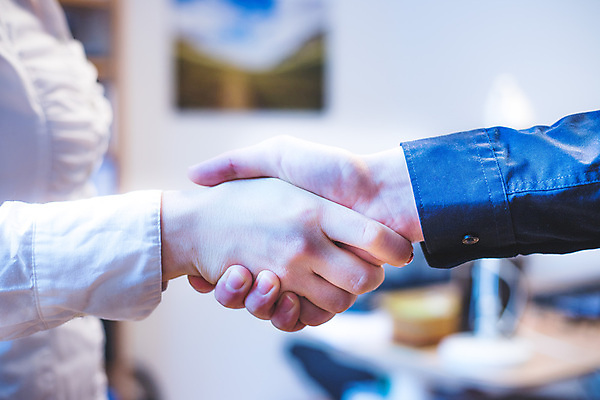 포토 JPG 해외이미지 손 남자 컨셉 회사 비즈니스 관계 성공 협력 악수 실내 협상 사람 사람없음 경제 사무실 믿음 거래 인사 닫기 연결 계약 흔들림 보케 긍정 마케팅 정중 콜라보레이션 존경 해외포토 감정 모션 손짓 내부 신체부위 예절 파일형식 이미지허브