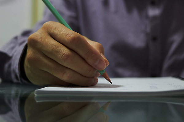 포토 JPG 해외이미지 학생 손 디자인 여자 교육 종이 커피 백그라운드 컨셉 비즈니스 학교 탁자 아이디어 사람 사람없음 책 사무실 연필 펜 우주 상점 다이어리 쪽지 공책 공백 흰색 기록 잡기 업무 메시지 잡지 스케치 편지 작가 책상 그림 문서 옛날 필기체 목차 해외포토 직업 문자 음료 컬러 가구 모션 문구용품 학용품 미술 신체부위 간행물 필기구 사무용품 작업 파일형식 이미지허브