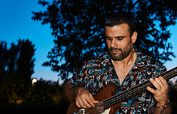 포토 JPG 해외이미지 1 라이프스타일 손 남자 문화 얼굴 음악 백그라운드 손가락 놀이 미술 한명 서기 사람 성인 검은색 소리 콘서트 공연 연주자 음악가 기구 기타 표현 잡기 악단 예술가 펑키 기타리스트 고립 뮤지컬 베이스 블루스 인기 팝 플레이어 해외포토 직업 컬러 모션 현악기 문화예술 이벤트 생활 신체부위 파일형식 이미지허브