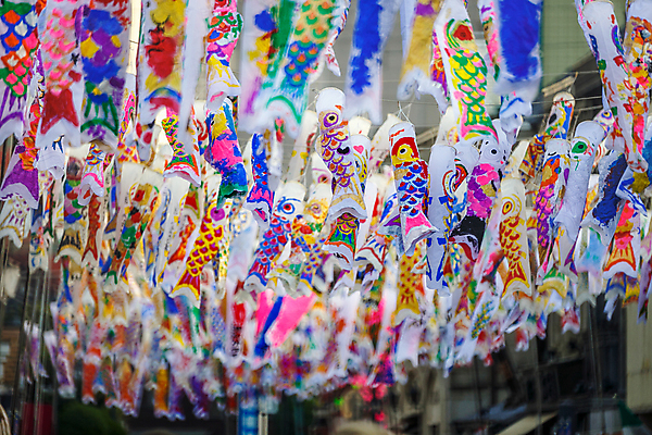 포토 JPG 해외이미지 전통 계절 아시아 문화 어린이 바람 휴가 거리 매달리기 종류 이벤트 사람없음 야외 장식 가로 빨간색 초록색 파란색 컬러풀 일본 축제 봄 도심 5월 연 잉어 해외포토 자연요소 나라 컬러 모션 날씨 어류 사람 놀이용품 도시 날짜 파일형식 이미지허브