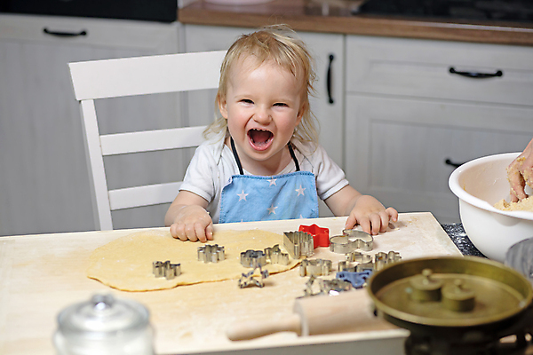 포토 JPG 해외이미지 백인 라이프스타일 행복 아들 어린이 음식 가족 탁자 휴가 주택 함께함 사랑 요리 한명 웃음 사람 소년 파란색 쿠키 케이크 주방 요리사 앞치마 표현 아기 도움 달콤 굽기 준비 반죽 밀가루 제빵사 페스츄리 해외포토 서양인 직업 1 남자 감정 빵 컬러 가구 컨셉 관계 디저트 표정 건물 생활 맛 가루 구이 파일형식 이미지허브