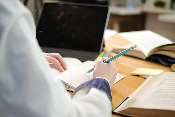 포토 JPG 해외이미지 직업 학생 응시 여자 교육 인터넷 비즈니스 통신 학교 탁자 직장 사람 앉기 사람없음 책 노트북 컴퓨터 사무실 독서 시험 정보 기록 업무 도서관 연결 스마트 교과서 준비 대학교 온라인 일반 온라인강의 진짜 프로젝트 프리랜서 해외포토 시선 가구 컨셉 회사 모션 교재 전자제품 작업 강의 파일형식 언택트 이미지허브