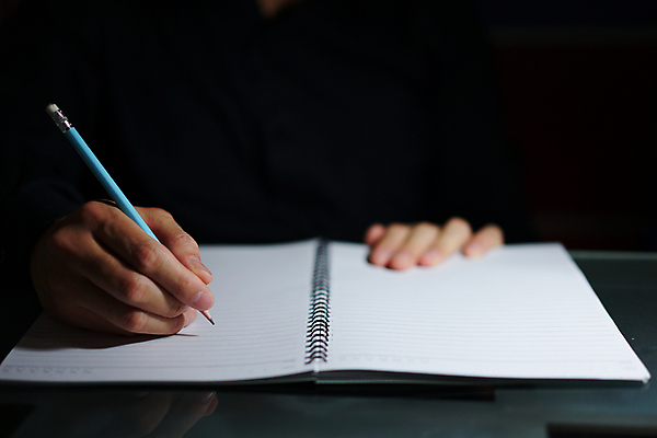 포토 JPG 해외이미지 직업 학생 손 종이 컨셉 학교 탁자 직장 사람 사람없음 책 금융 노트북 사무실 연필 펜 다이어리 쪽지 어둠 기록 업무 작업 닫기 어플리케이션 편지 작가 책상 계약 보고서 경영자 서식 문서 결재 필기체 필터 해외포토 문자 교육 가구 회사 비즈니스 모션 학용품 신체부위 경제 전자제품 필기구 사무용품 리더 파일형식 이미지허브