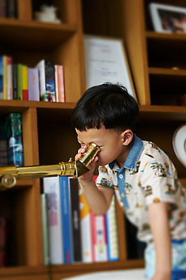 포토 JPG 해외이미지 응시 여자 교육 남자 행복 별 어린이 과학 여행 백그라운드 학교 가족 자연 놀이 하늘 미래 한명 미소 사람 소년 빛 우주 검은색 망원경 달 흰색 아기 야간 오브젝트 검색 호기심 점성술 삼각대 진행 고립 해외포토 자연요소 1 시선 감정 컬러 컨셉 관계 표정 생태계 파일형식 이미지허브