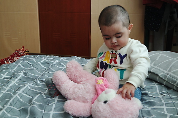 포토 JPG 해외이미지 손 딸 행복 아들 얼굴 어린이 가족 주택 실내 사랑 한명 사람 소년 귀여움 육아 표현 아기 달콤 작음 건배 세대 걸음마 돌봄 천진난만 해외포토 1 남자 감정 컨셉 관계 모션 내부 건물 신체부위 맛 크기 파일형식 이미지허브