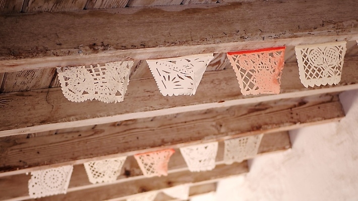 포토 JPG 해외이미지 전통 배너 종이 상징 패턴 지붕 바람 멕시코 주택 여러명 사람없음 장식 컬러풀 뷰티 파티 축제 미국 화환 축하 깃발 구멍 조직 원주민 라틴아메리카 심볼 질감 종이접기 캘리포니아 목각 수공예품 핸드메이드 스타일 많음 해외포토 자연요소 꽃 컬러 다수 컨셉 북아메리카 무늬 날씨 아메리카 사람 이벤트 건물 아프리카인 공예품 접기 파일형식 이미지허브