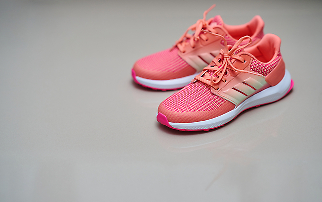 포토 JPG 해외이미지 라이프스타일 여자 스포츠 분홍색 백그라운드 운동화 신발 새로움 건강 사람 사람없음 달리기 조깅 운동 유행 걷기 우주 검은색 흰색 쌍 오브젝트 체육관 트레이너 고무 고립 양발 스타일 해외포토 컬러 컨셉 모션 생활 헬스 파일형식 이미지허브