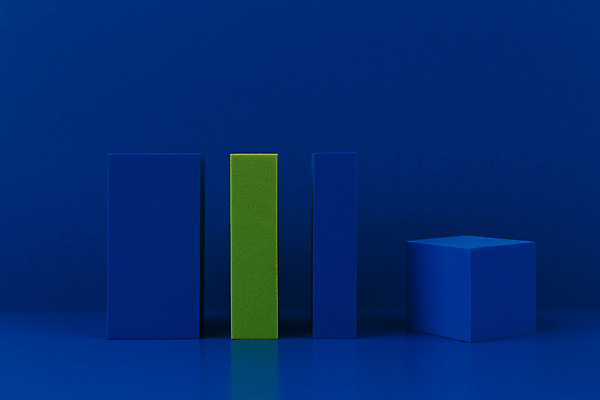 포토 JPG 해외이미지 스튜디오촬영 실내 사람없음 초록색 파란색 3D 큐브 오브젝트 파란배경 정사각형 일렬 직사각형 입체도형 목업 해외포토 도형 컬러 백그라운드 내부 입체 디지털합성 파일형식 이미지허브