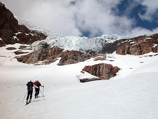 포토 JPG 해외이미지 주간 전신 남자 겨울 산 성인 야외 두명 뒷모습 걷기 등산 잡기 서리 등산스틱 눈내림 성인남자만 겨울풍경 설산 해외포토 자연요소 계절 뷰포인트 모션 눈_날씨 사람 풍경 트래킹 등산용품 남자만 성인만 파일형식 이미지허브