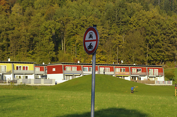 포토 JPG 해외이미지 건축양식 아파트 주택 잔디 사람없음 건물 초록색 오두막 심볼 생태계 소재 리빙 구역 렌탈 심기 생존 해외포토 식물 건축물 건축 컬러 모션 파일형식 이미지허브