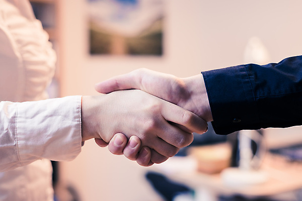 포토 JPG 해외이미지 손 남자 컨셉 회사 비즈니스 관계 성공 협력 악수 실내 협상 사람 사람없음 경제 사무실 믿음 거래 인사 닫기 연결 계약 흔들림 보케 긍정 마케팅 정중 콜라보레이션 존경 해외포토 감정 모션 손짓 내부 신체부위 예절 파일형식 이미지허브