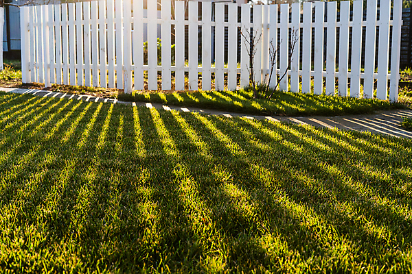 포토 JPG 해외이미지 계절 길 선 자연 거리 주택 그림자 잔디 사람없음 초록색 울타리 태양 봄 광선 매끈함 스타일 해외포토 자연요소 식물 컬러 건물 담장 감각 생태계 파일형식 이미지허브