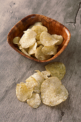 포토 JPG 해외이미지 실내 사람없음 과자 담기 감자칩 나무그릇 짠맛 나무배경 해외포토 그릇 백그라운드 모션 디저트 내부 목재 칩_음식 맛 파일형식 이미지허브