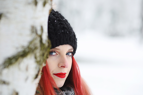 포토 JPG 해외이미지 나무 백인 모델 라이프스타일 옷 계절 여자 행복 얼굴 포즈 백그라운드 겨울 자연 휴가 한명 미소 사람 성인 야외 빨간색 뷰티 유행 추위 흰색 서리 긍정 자작나무 빨간머리 스타일 해외포토 서양인 식물 1 헤어스타일 감정 컬러 컨셉 표정 생활 신체부위 생태계 파일형식 이미지허브