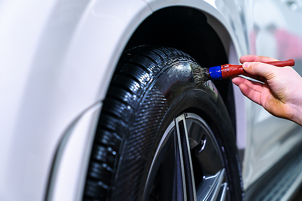 포토 JPG 해외이미지 손 자동차 들기 근접촬영 신체부위 공구 타이어 닦기 세차 브러쉬빗 해외포토 육상교통 뷰포인트 모션 사람 도구 파일형식 이미지허브