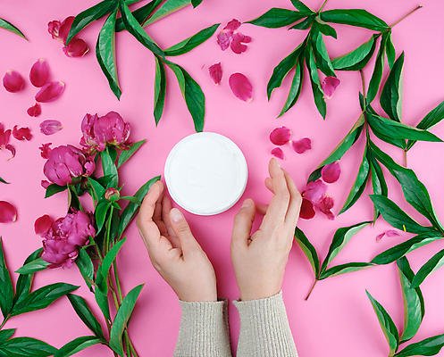 포토 JPG 해외이미지 손 꽃잎 꽃 잎 실내 손짓 신체부위 뷰티 화장품 크림 분홍색배경 해외포토 식물 분홍색 백그라운드 모션 사람 내부 파일형식 이미지허브