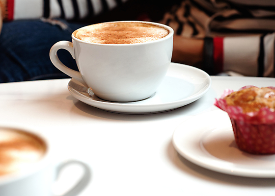 포토 JPG 해외이미지 커피 음료 음식 탁자 아침 사람없음 목재 컵 갈색 케이크 초콜릿 숟가락 거품 카페 우유 머그컵 흰색 뜨거움 달콤 아침식사 컵받침 크림 머핀 카푸치노 에스프레소 점심식사 라떼 카페인 해외포토 주간 나무 식기 빵 컬러 가구 재료 디저트 유제품 수저 상점 식사 맛 받침대 파일형식 이미지허브