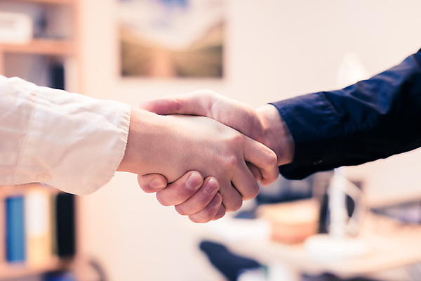 포토 JPG 해외이미지 손 남자 컨셉 회사 비즈니스 관계 성공 협력 악수 실내 협상 사람 사람없음 경제 사무실 믿음 거래 인사 닫기 연결 계약 흔들림 보케 긍정 마케팅 정중 콜라보레이션 존경 해외포토 감정 모션 손짓 내부 신체부위 예절 파일형식 이미지허브