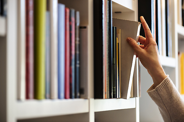 포토 JPG 해외이미지 학생 라이프스타일 손 응시 교육 학교 휴식 책장 선반 실내 사람 사람없음 책 스터디 독서 정보 덮개 흰색 도서관 읽기 검색 교과서 싱글 대학교 문서 문학 서점 줄서기 출판 해외포토 시선 컬러 가구 컨셉 모션 교재 내부 생활 신체부위 학습 상점 뚜껑 파일형식 이미지허브